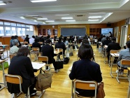 富・南部中　美術　協議会のようす